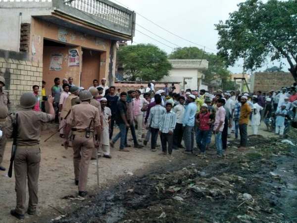 चुपचाप बताओ कहां है गोश्त चुपचाप बताओ कहां है गोश्त