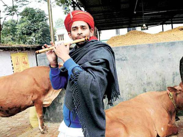 लाल रंग के वस्त्र में पूजा करते हैं तेजप्रताप 