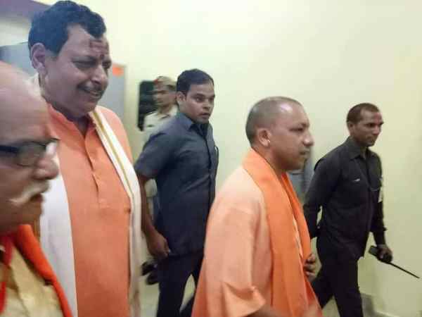 सीएम योगी ने मंदिर में परिक्रमा कर जलाए दिए सीएम योगी ने मंदिर में परिक्रमा कर जलाए दिए