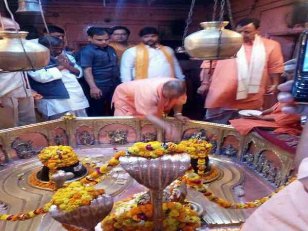 शाम 5 बजे के करीब इलाहाबाद के लिए हुए रवाना शाम 5 बजे के करीब इलाहाबाद के लिए हुए रवाना