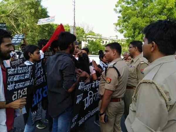 पुलिस से तीखी झड़प और गिरफ्तारी 