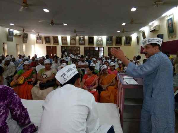 यूपी को बिहार की सरकारों को लिया आड़े हाथ 
