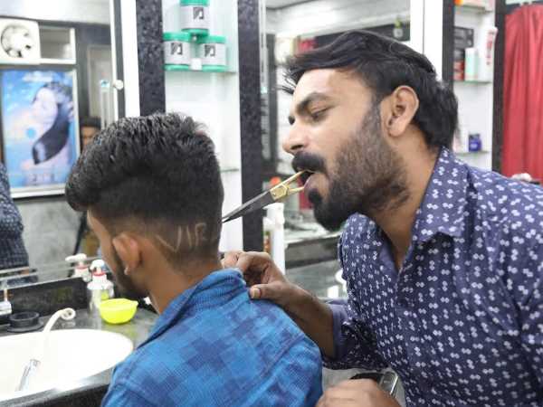 मुँह से कैंची चलाकर लिखा कोहली का नाम 