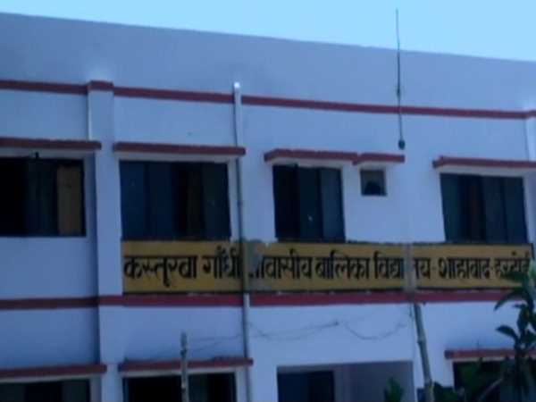 महिला रसोइया ने बच्चियों से कराया दुष्कर्म