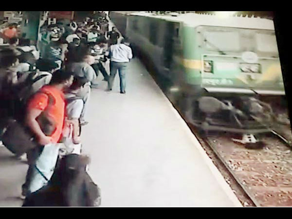  ट्रेन के नीचे आई लड़की