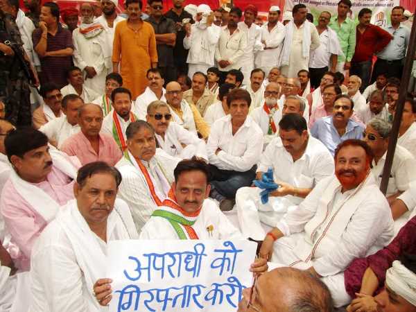 प्रमोद तिवारी ने मूर्ति लगवाने के लिए 10 लाख रुपया दिया