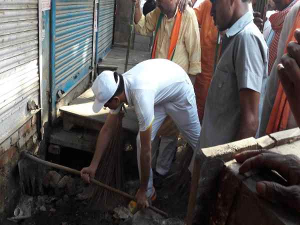 सफेद ड्रेस में डीएम ने की स्वच्छ भारत अभियान की शुरुआत