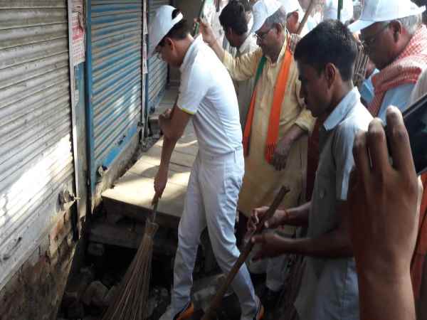 दुकान के सामने डस्टबिन रखने का आदेश