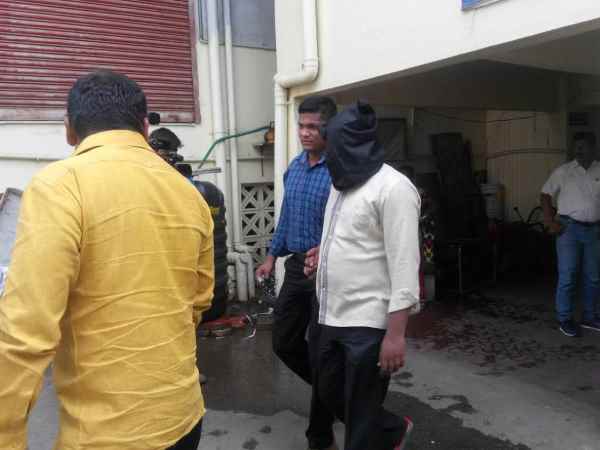 पुलिस के कहने पर की चोरी