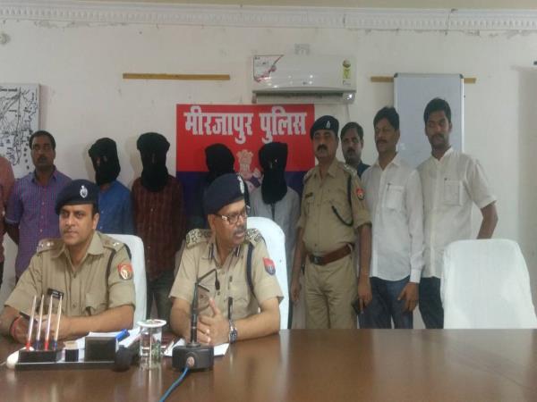 पहले हाथ से मारा, फिर ईंट और आखिर में उठाया पत्थर