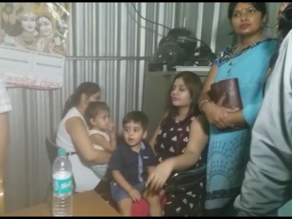 दरोगा ने किया अश्लील कमेंट फिर पति को मारा थप्पड़ दरोगा ने किया अश्लील कमेंट फिर पति को मारा थप्पड़