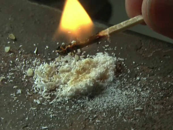 थोड़े से चावल को जलाएं