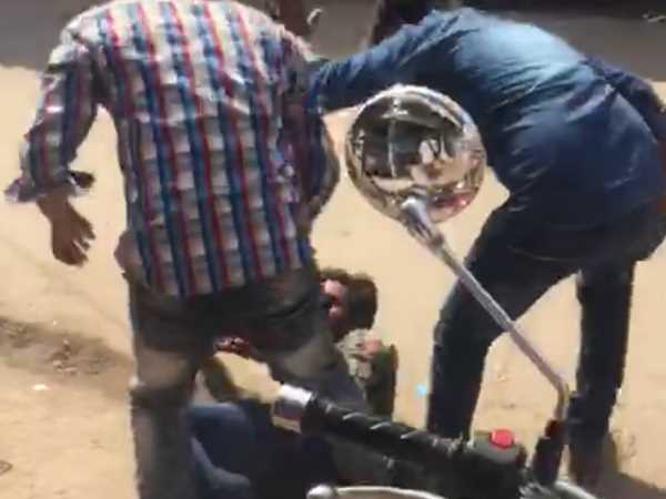 इलाहाबाद में दिनदहाड़े पिटाई