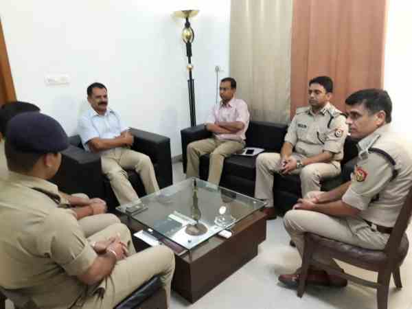 डीएम, एसएसपी भी गांव पहुंचे डीएम, एसएसपी भी गांव पहुंचे