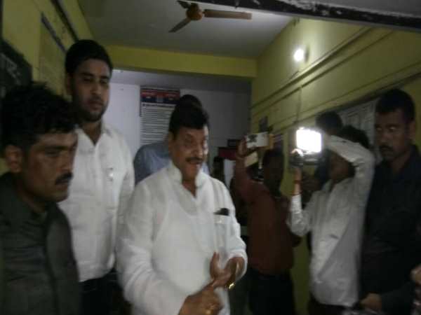 थाने में धरने पर बैठे शिवपाल यादव थाने में धरने पर बैठे शिवपाल यादव