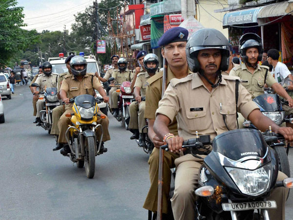 घंटों देर से पहुंचे पुलिसकर्मी