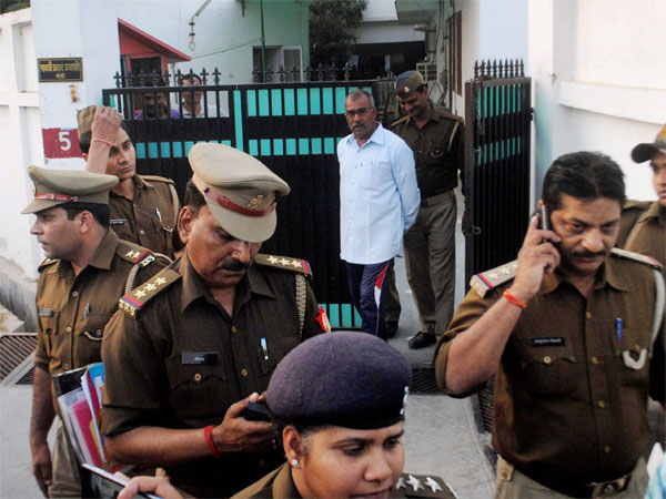 पुलिस स्टेशन प्रॉपर्टी डीलिंग का अड्डा बने