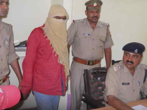 बुआ ने युवती को युवक के पास भेजा बुआ ने युवती को युवक के पास भेजा