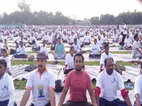 मोदी की काशी में अंतर्राष्ट्रीय योग दिवस पर देखिए लोगों का क्रेज