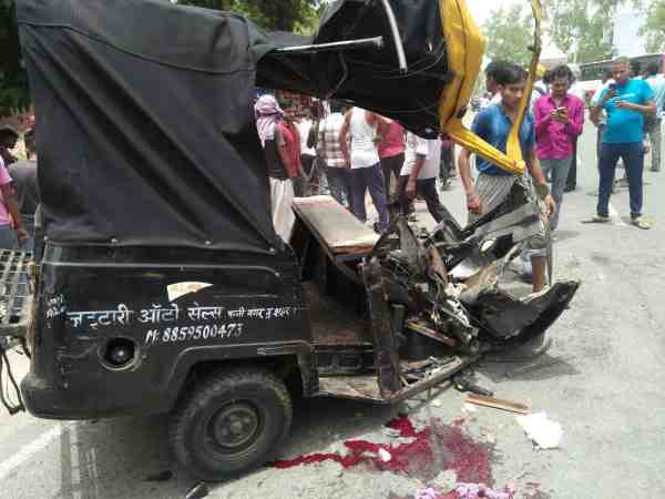 बुलंदशहर: सड़क किनारे खड़े टेंपो को बस ने मारी टक्कर, 3 की मौत, 9 घायल