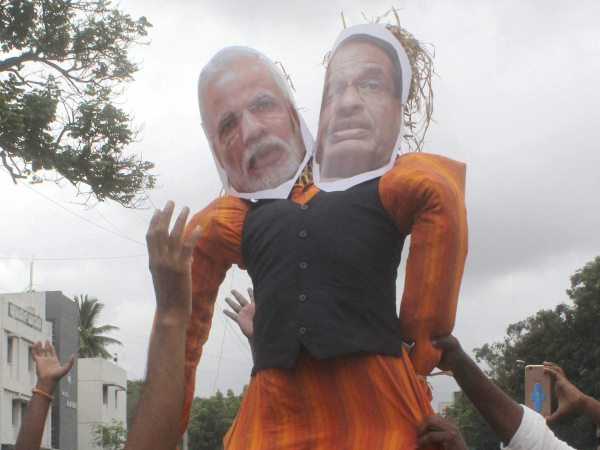 नेता और सरकार दबाव में