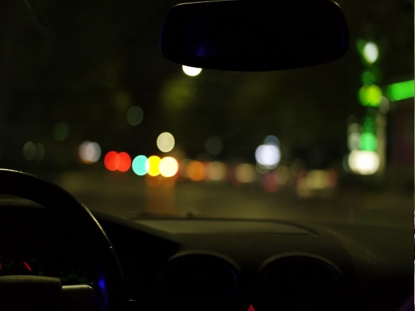 लोगों की बेसब्री इतनी बढ़ गई कि उन्होंने पुलिस पर पथराव कर दिया