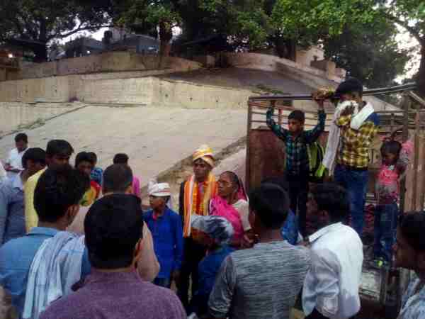 पुलिस के आने पर हुई पूरी शादी 