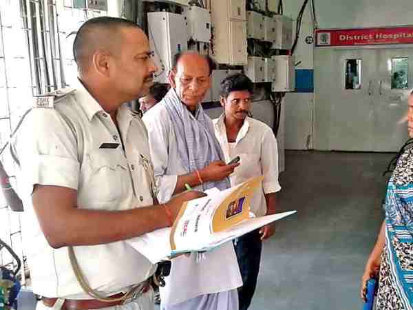 अश्लील इशारा कर रहे थे नेता जी