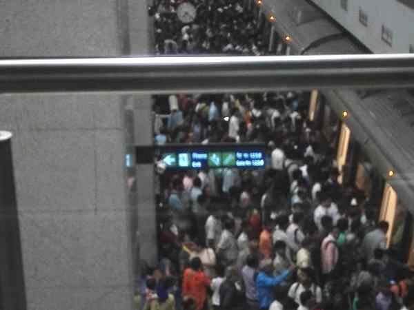 तीन घंटे तक बंद रहा मेट्रो का परिचालन