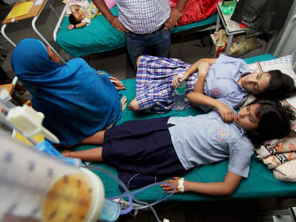 पांचवी क्लास की बच्चियों के साथ शर्मनाक सुलूक