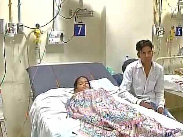 अस्पताल में पहुंची छात्रा, चल रहा इलाज