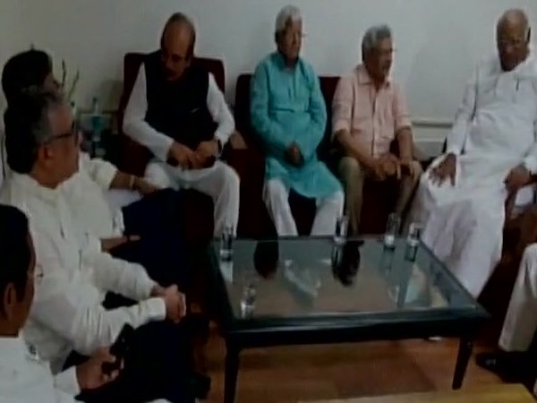 दिल्ली में विपक्षी दलों की हुई बैठक