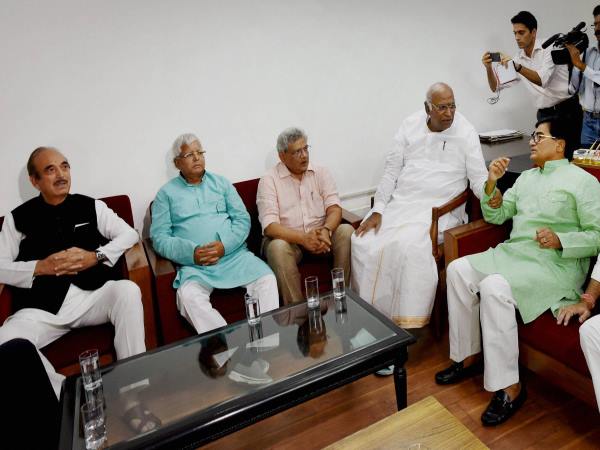 वामपंथी दलों ने गांधी के नाम पर दिया जोर