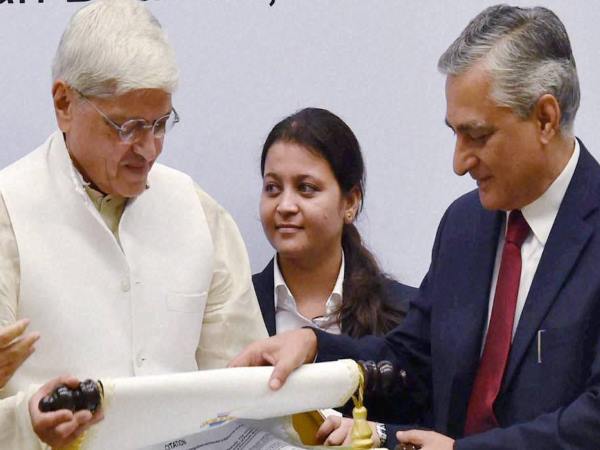 भाजपा के सामने गांधी का नाम