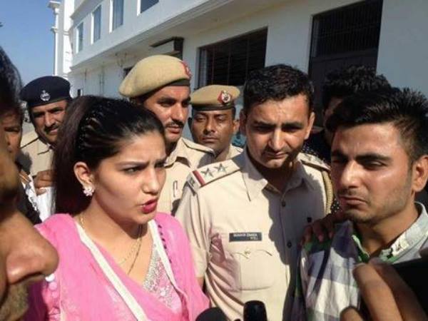 पुलिस अधिकारी को मिली थी सुरक्षा की जिम्मेदारी