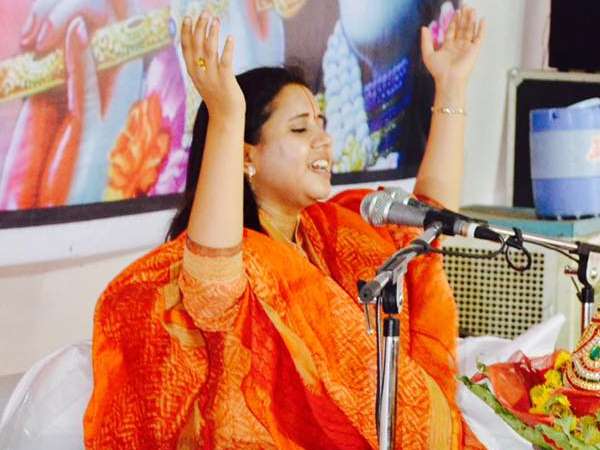 बड़े-बड़े संत पहुंचते हैं उनकी कथा सुनने के लिए