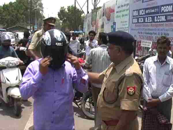 पहले दिन ट्रैफिक नियम तोड़ने पर मिला 'गिफ्ट'