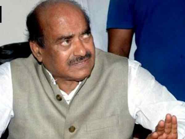 देर से एयरपोर्ट पर पहुंचे सांसद