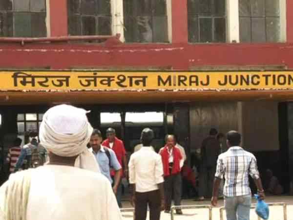 यात्रियों ने किया स्टेशन पर हंगामा
