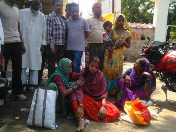 पुलिस ने थाने से भगाया