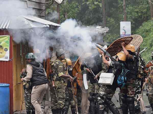 पुलिस बल पर फेंके गए पेट्रोल बम, पत्थर