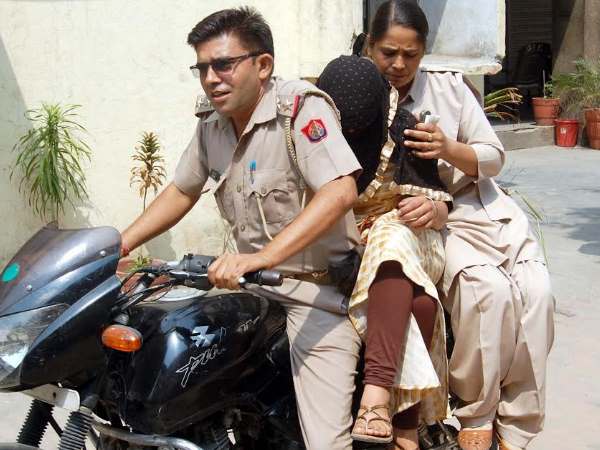 पीड़ित किशोरी को पुलिस ने बचाया