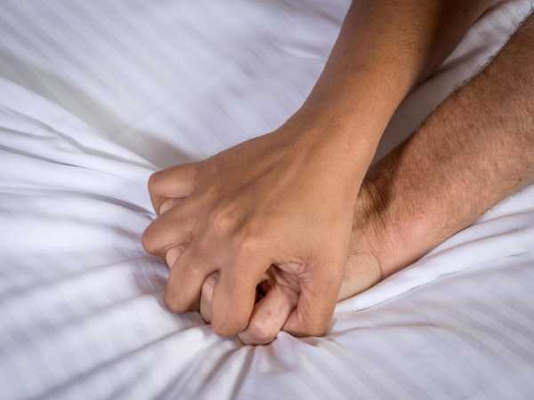 हमें अकेला छोड़ पत्नी दूसरे कमरे में चली गई
