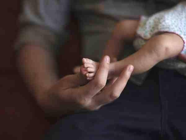एक नर्स की मदद से पैदा हुआ बेटा