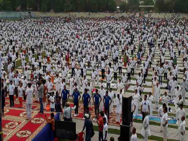 PICS: मोदी की काशी में अंतर्राष्ट्रीय योग दिवस पर देखिए लोगों का क्रेज
