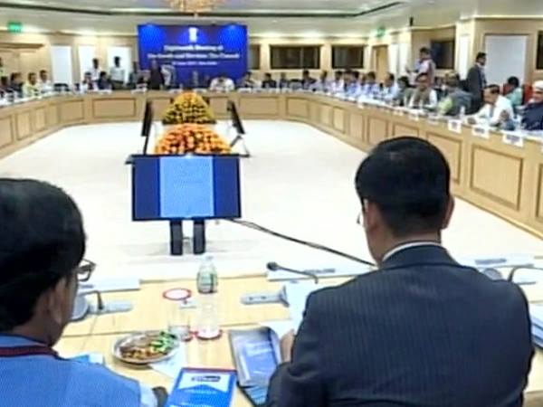 GST LIVE: दिल्ली के विज्ञान भवन में हो रही काउंसिल की बैठक, रासायनिक खाद पर टैक्स घटाया