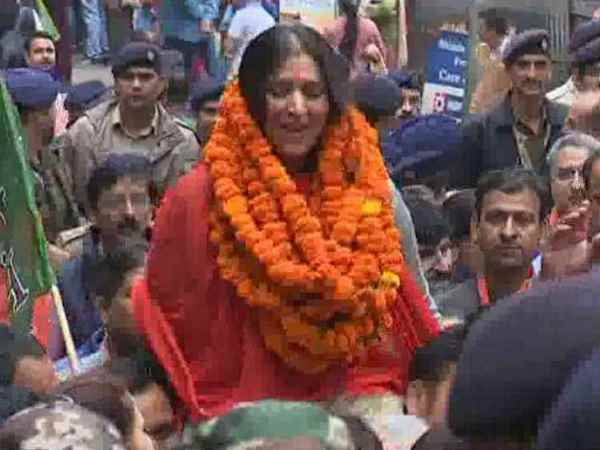 मेयर को कंधे पर बिठा निकाला जुलूस