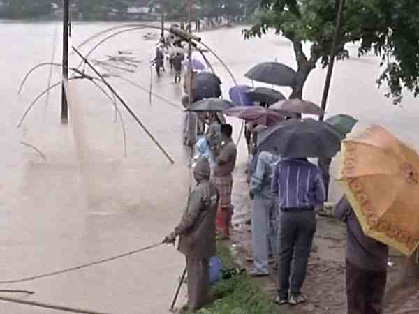 75 साल की बुजुर्ग बाढ़ में बह गई