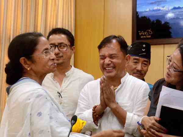 ममता गईं नीदरलैंड, गोरखाओं का बंद जारी