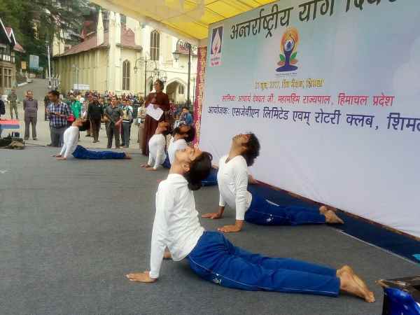 राज्यपाल ने बच्चों संग किया योग